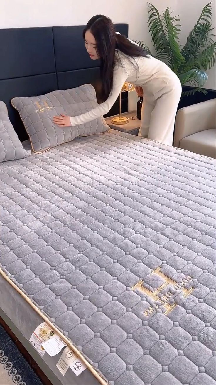 MAT Solid Colour Quilted Ultrasonic 100% Waterproof Mattress Cover For Double Bed Fitted Mattress Protector Anti Sleep Bed Sheet (Grey)